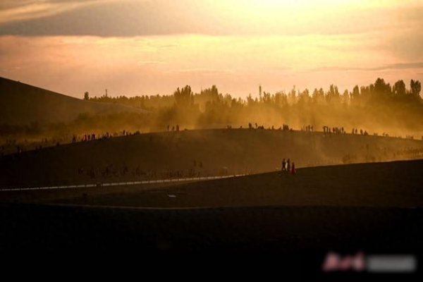 文商期货配资 敦煌：大漠晚霞织就绝美画卷游人沉醉千年丝路风光